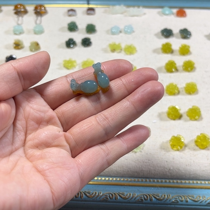 蛇纹石玉耳饰合金