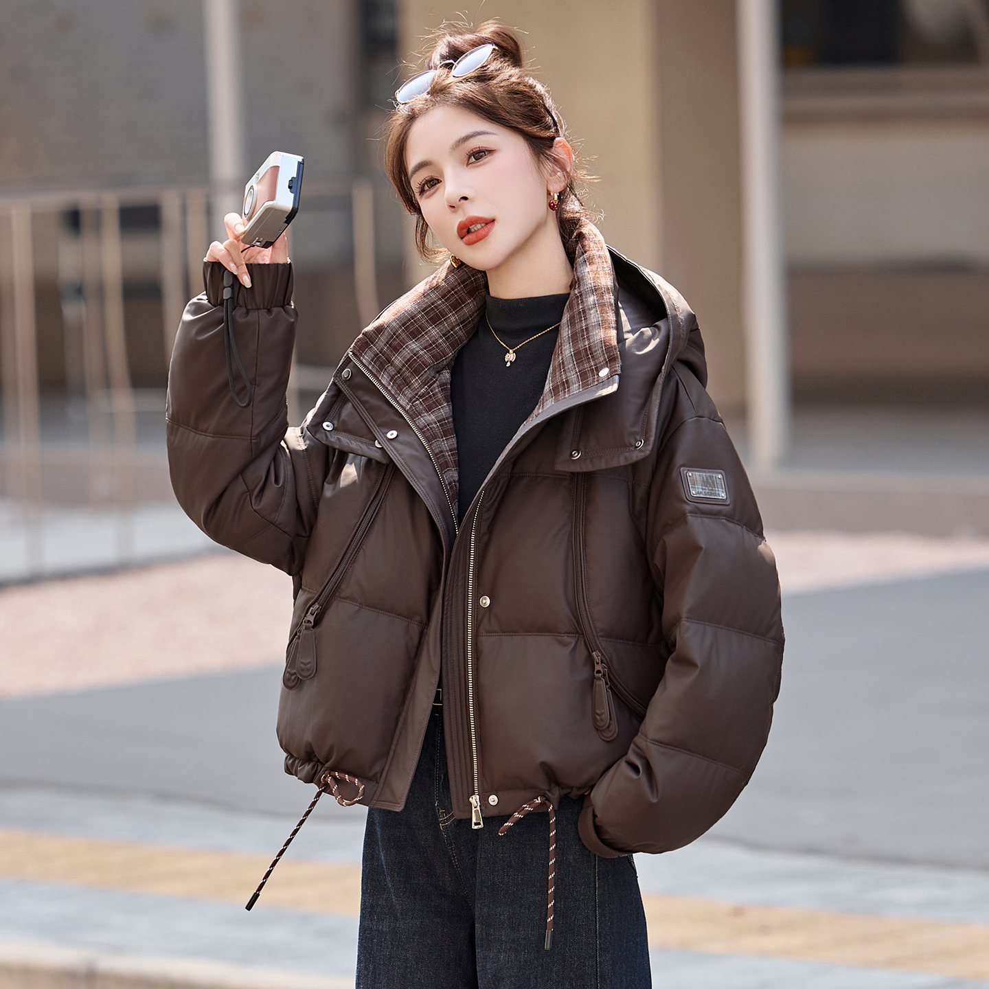 PU皮短款羽绒服女冬季2025新款时尚连帽加厚保暖面包服白鸭绒外套