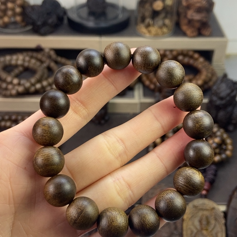 【闪购商品】沉香手串只***进越南芽庄白棋