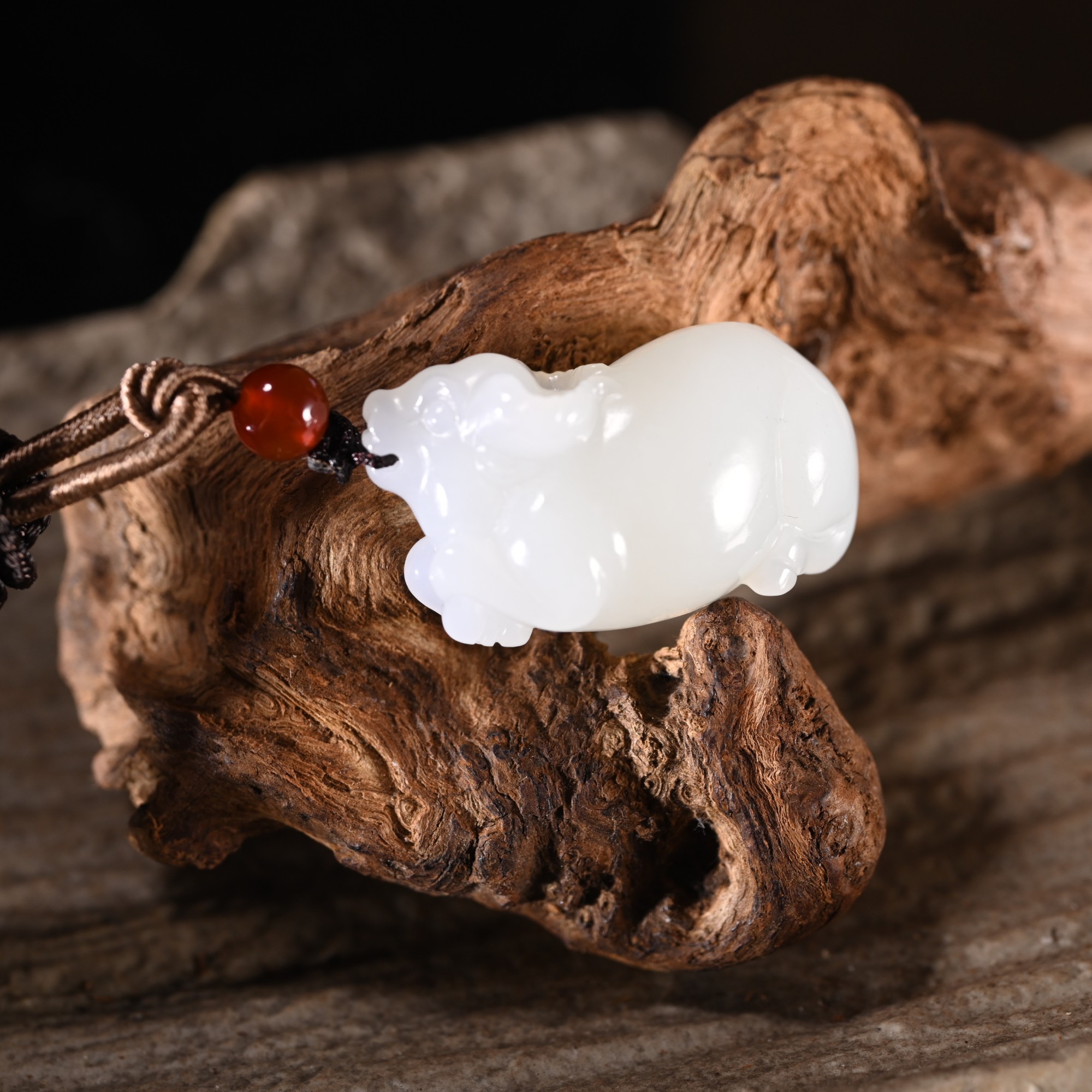 lot8866 25YU104035和田玉牛气冲天挂件/匡时