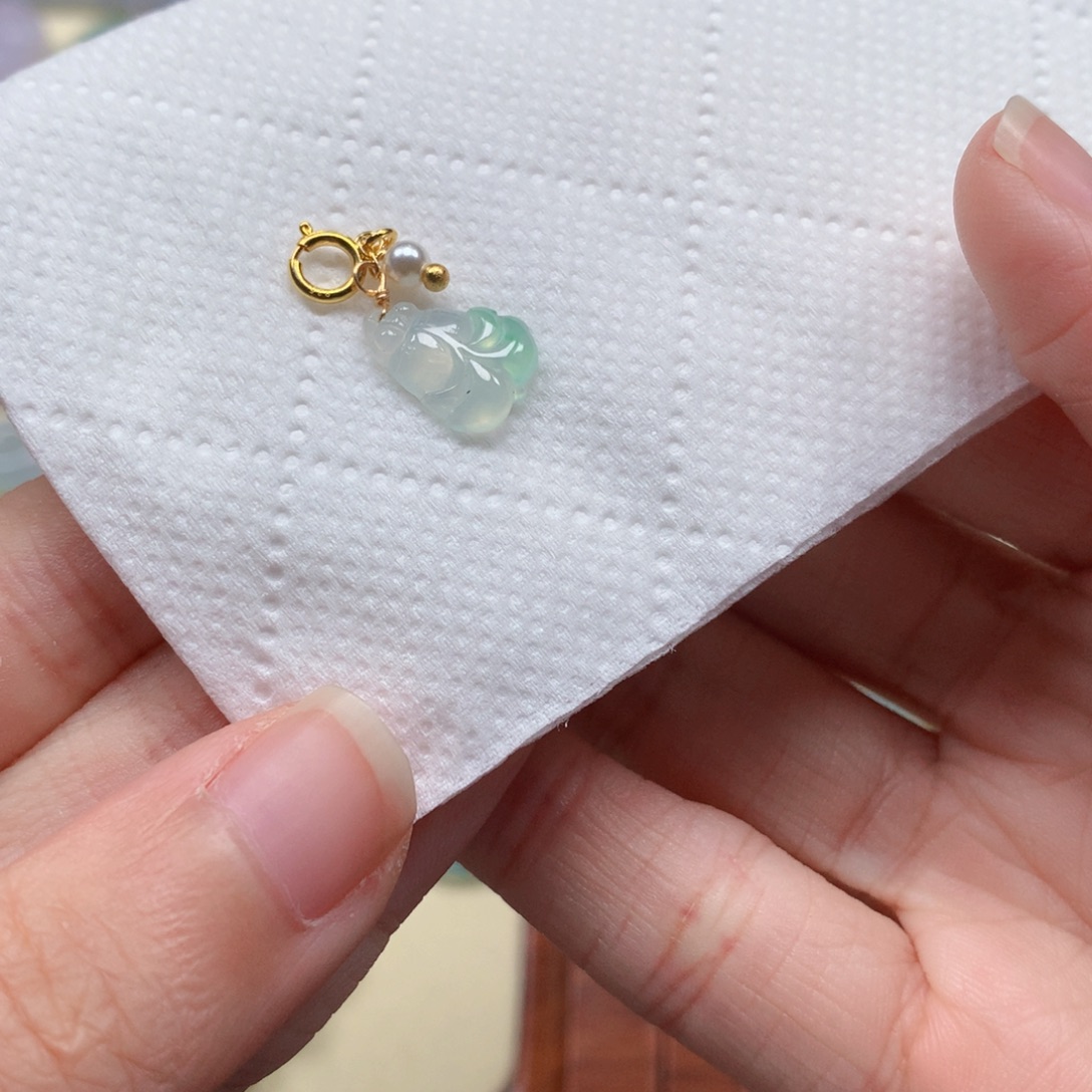 翡翠未镶嵌颈饰是