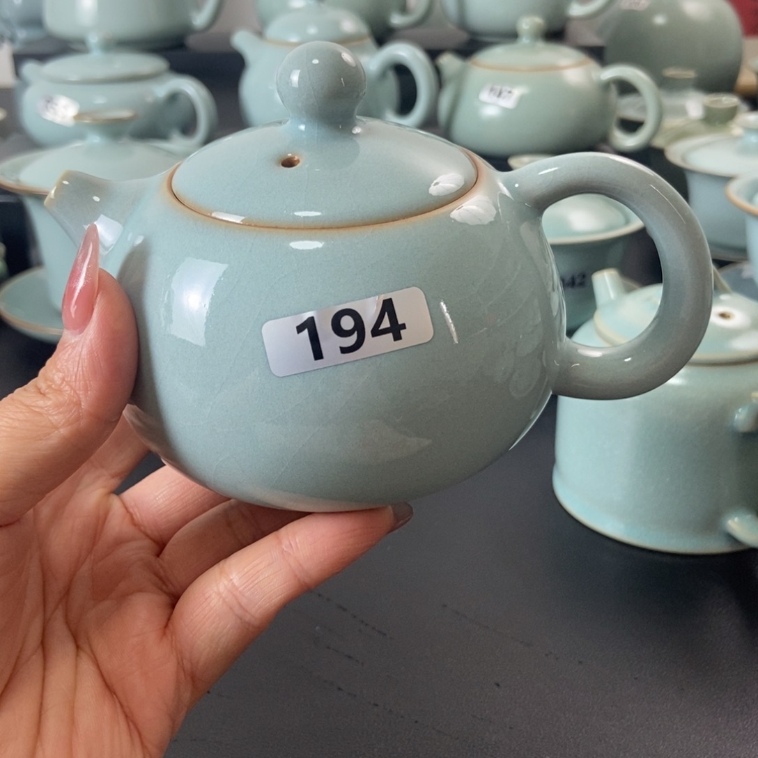 壶微瑕天青釉西施壶