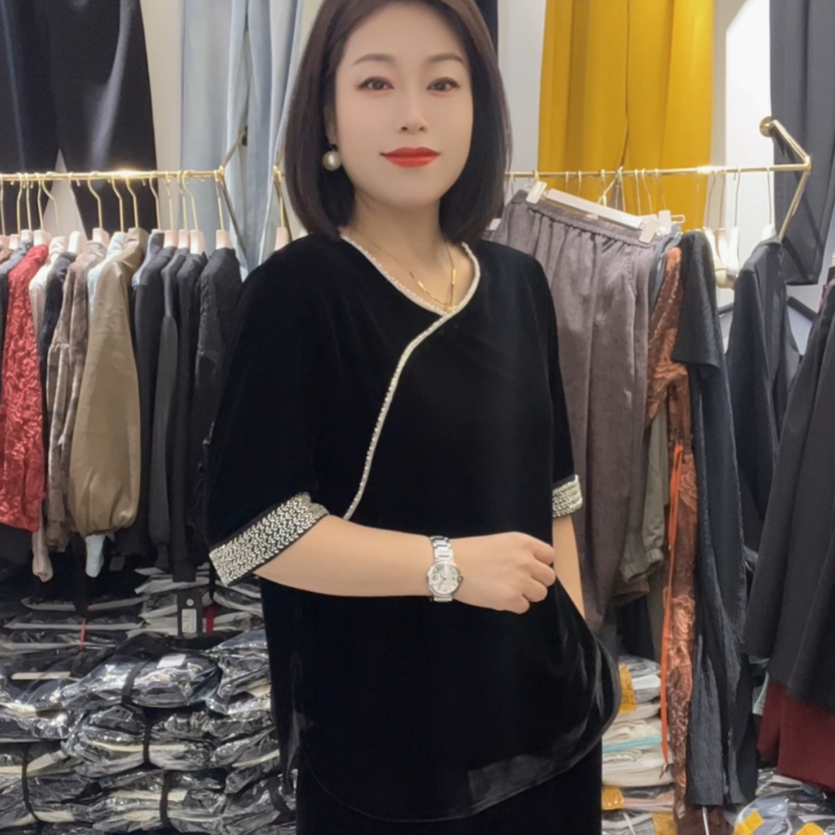 9606早秋新时尚潮流百搭显瘦串珠中长款丝绒上衣