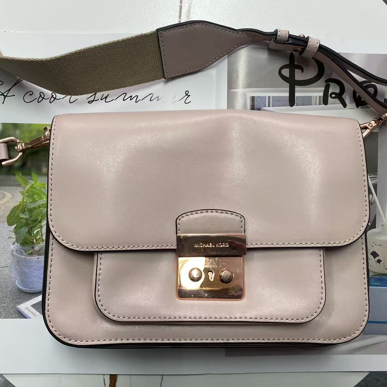 99新 MICHAEL KORS/迈克高仕 粉色斜挎包