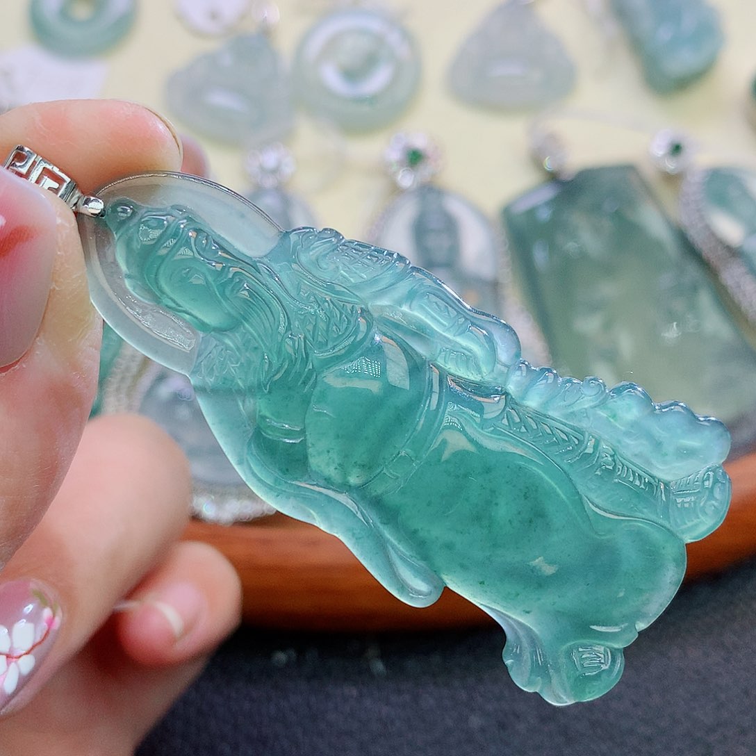 翡翠颈饰18K金镶嵌翡翠