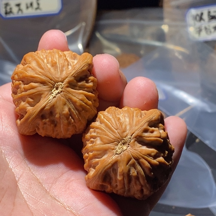 S***手吊坠文玩核桃40铁锤，有轻微小黄点