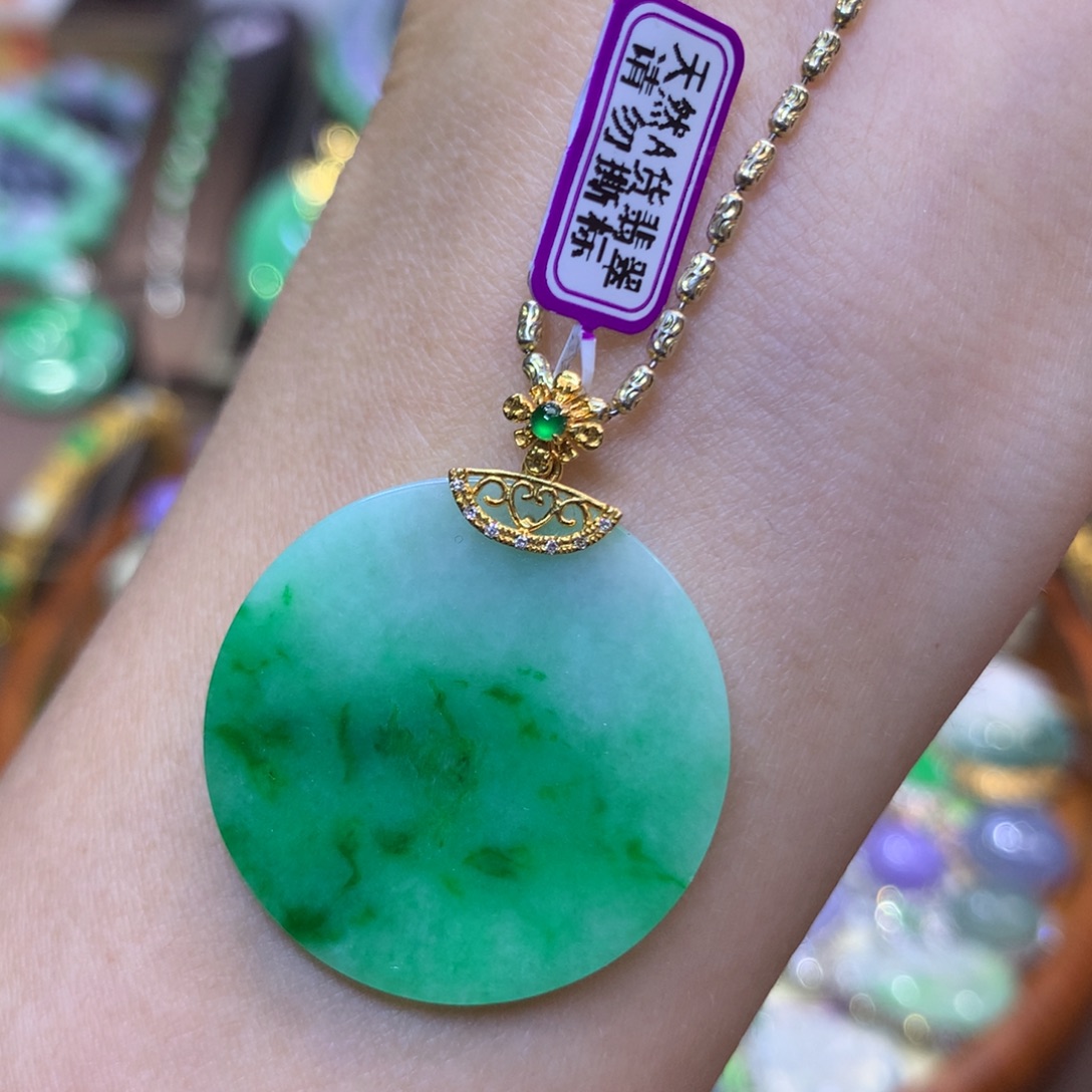 翡翠18K金镶嵌颈饰