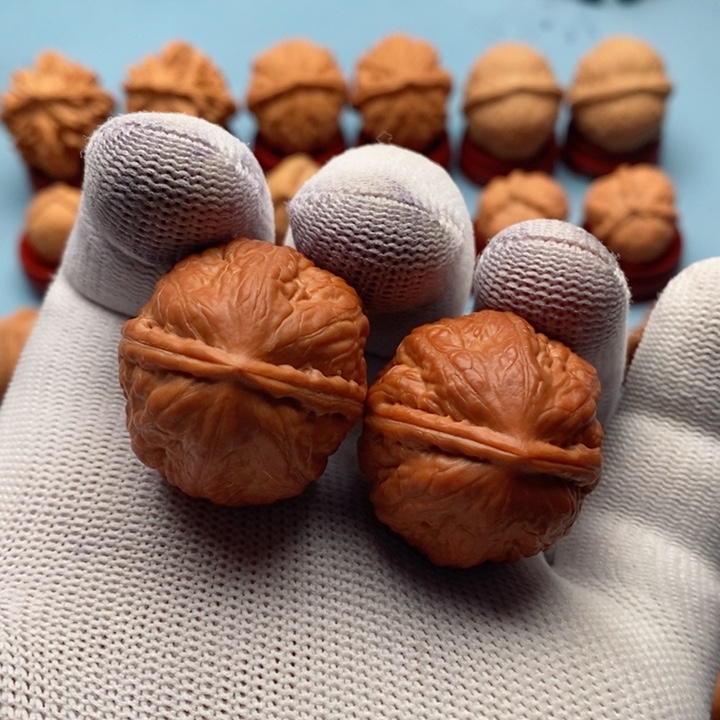 文玩核桃把件粗筋肉龙