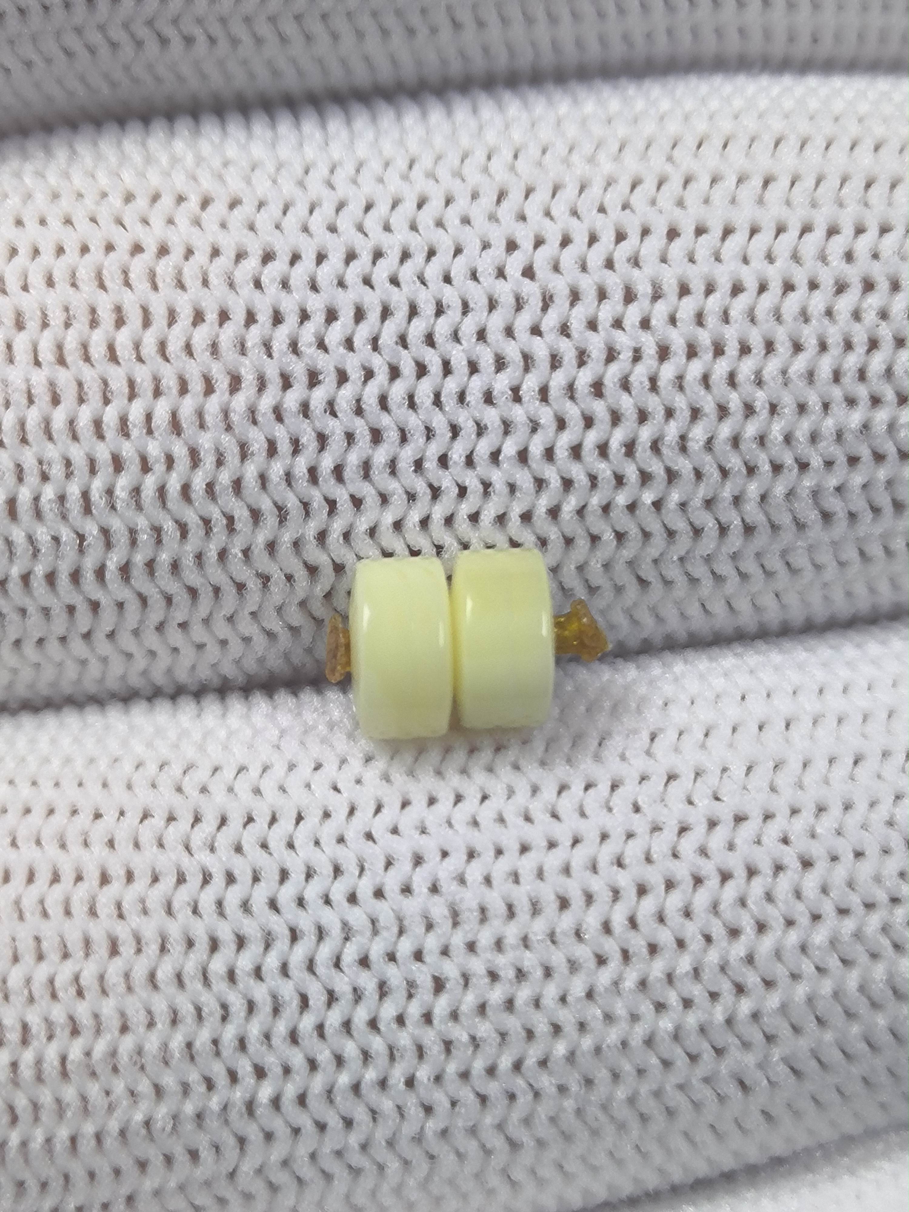 蜜蜡隔片，精品蜜蜡药片，5到7厚3加隔片两片1.5孔道！多样性发其一