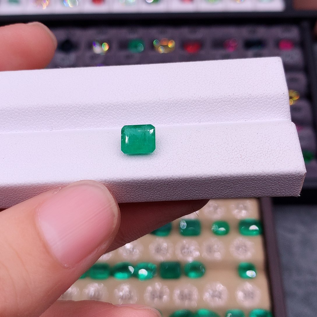 祖母绿裸石未镶嵌