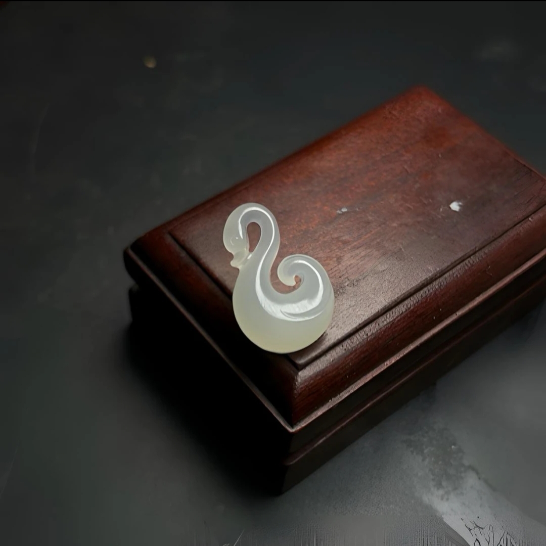 天然和田玉手工雕刻小天鹅吊坠女士百搭长25宽15厚7左右