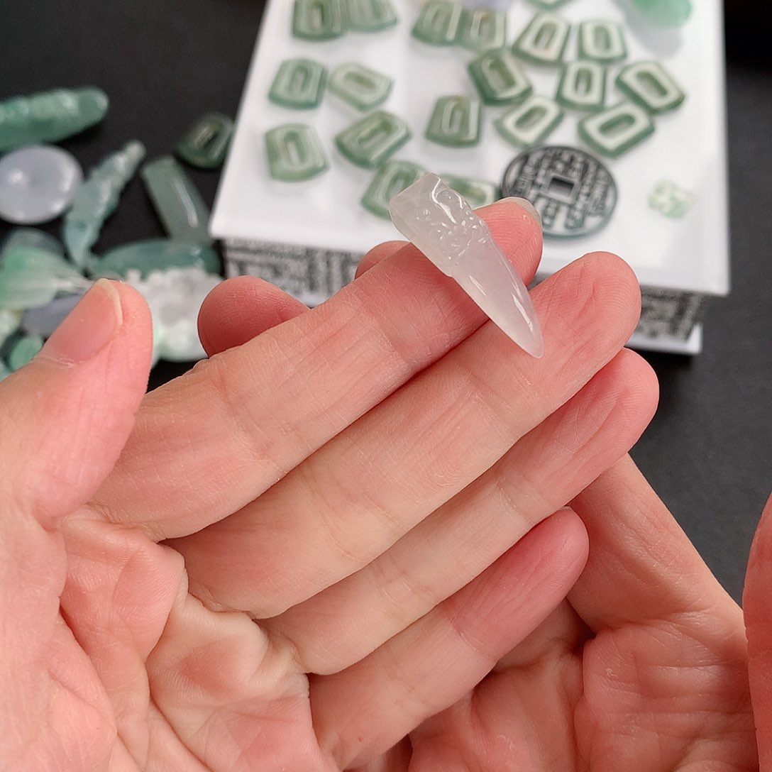 颈饰未镶嵌翡翠牙