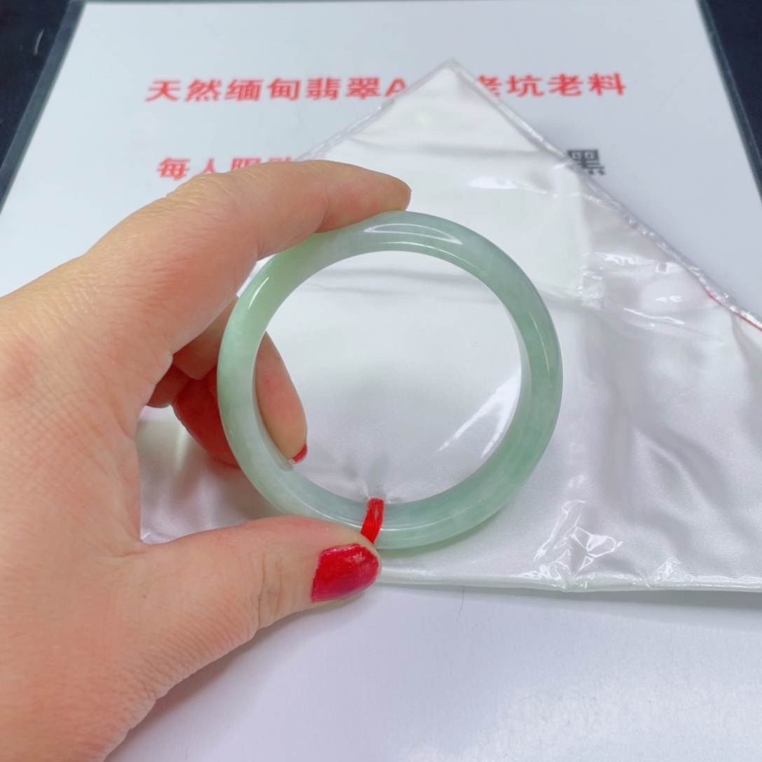 翡翠手镯未镶嵌随***么