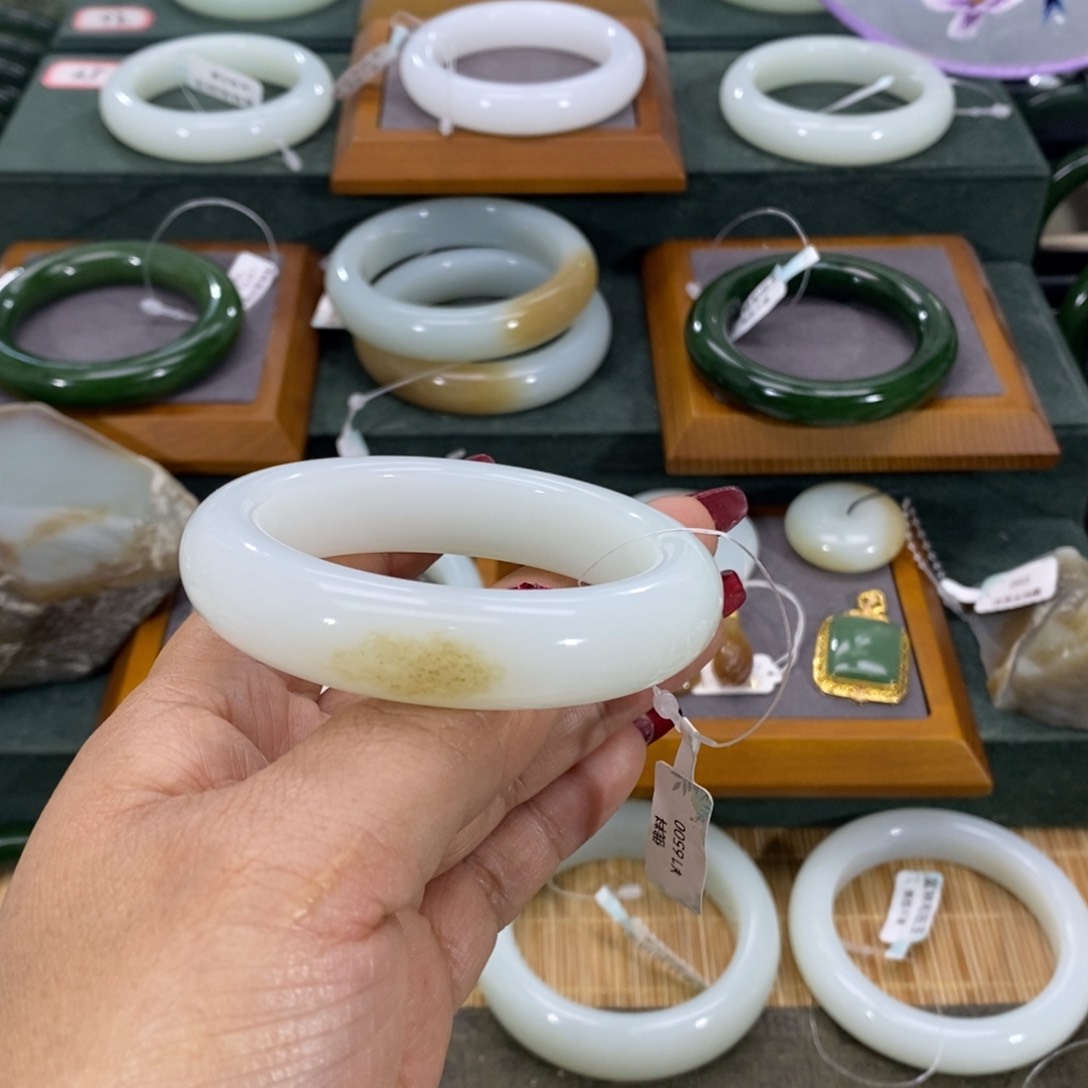 和田玉手镯未镶嵌