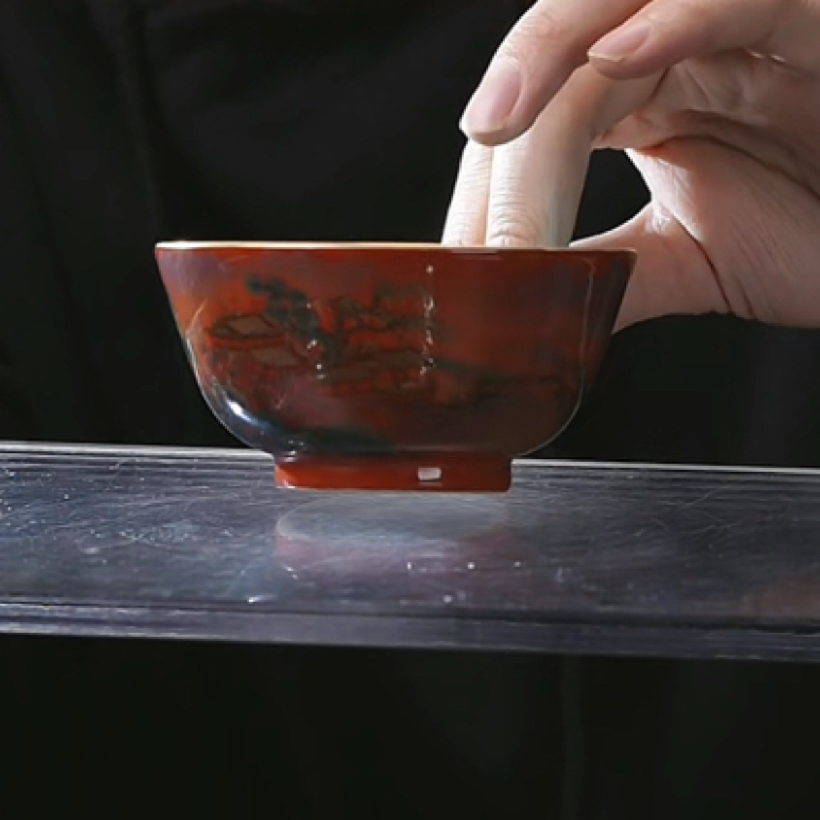 X内松石绿地外珊瑚红地粉彩山水通景纹杯