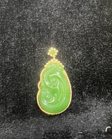 和田玉俄料果绿碧玉满钻豪镶如意吊坠