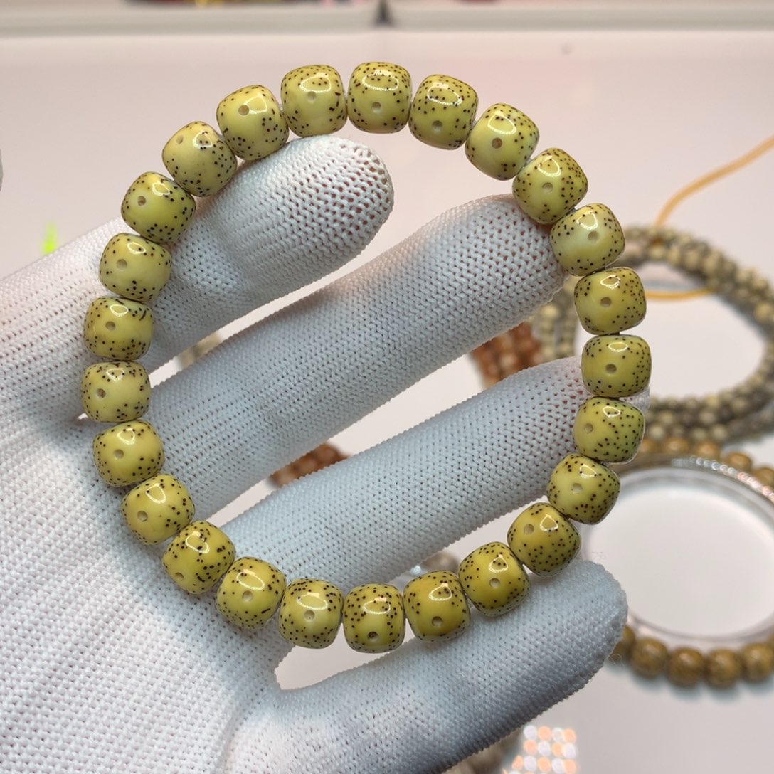 星月菩提手串原生态顺白9x8鸡油黄通体针眼星侧留白