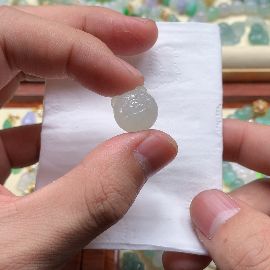 翡翠未镶嵌颈饰是