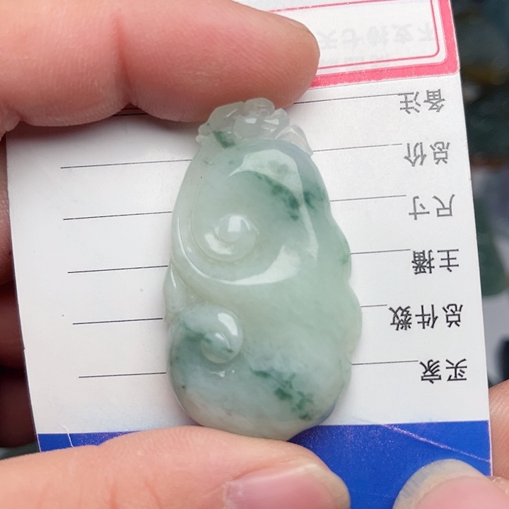 翡翠颈饰未镶嵌如意