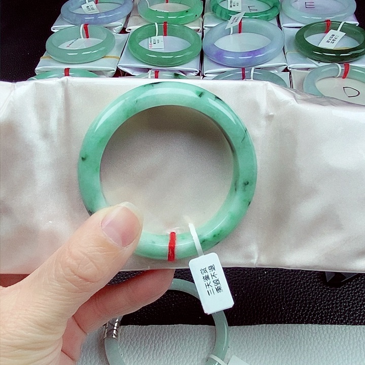 翡翠手镯未镶嵌大*牛缅甸翡翠手镯