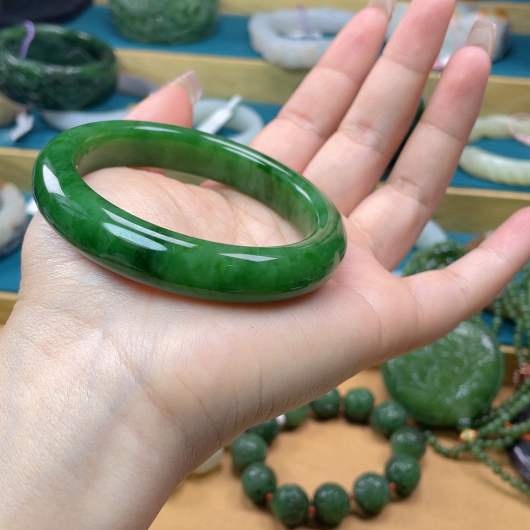 和田玉手镯58+圈口。编号18未镶嵌