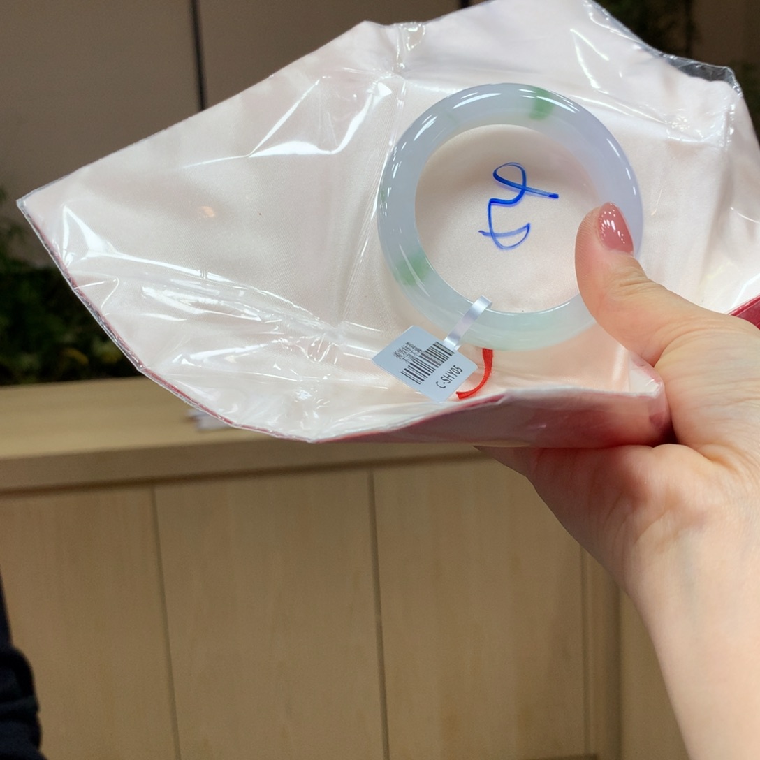 翡翠手镯未镶嵌不退不换