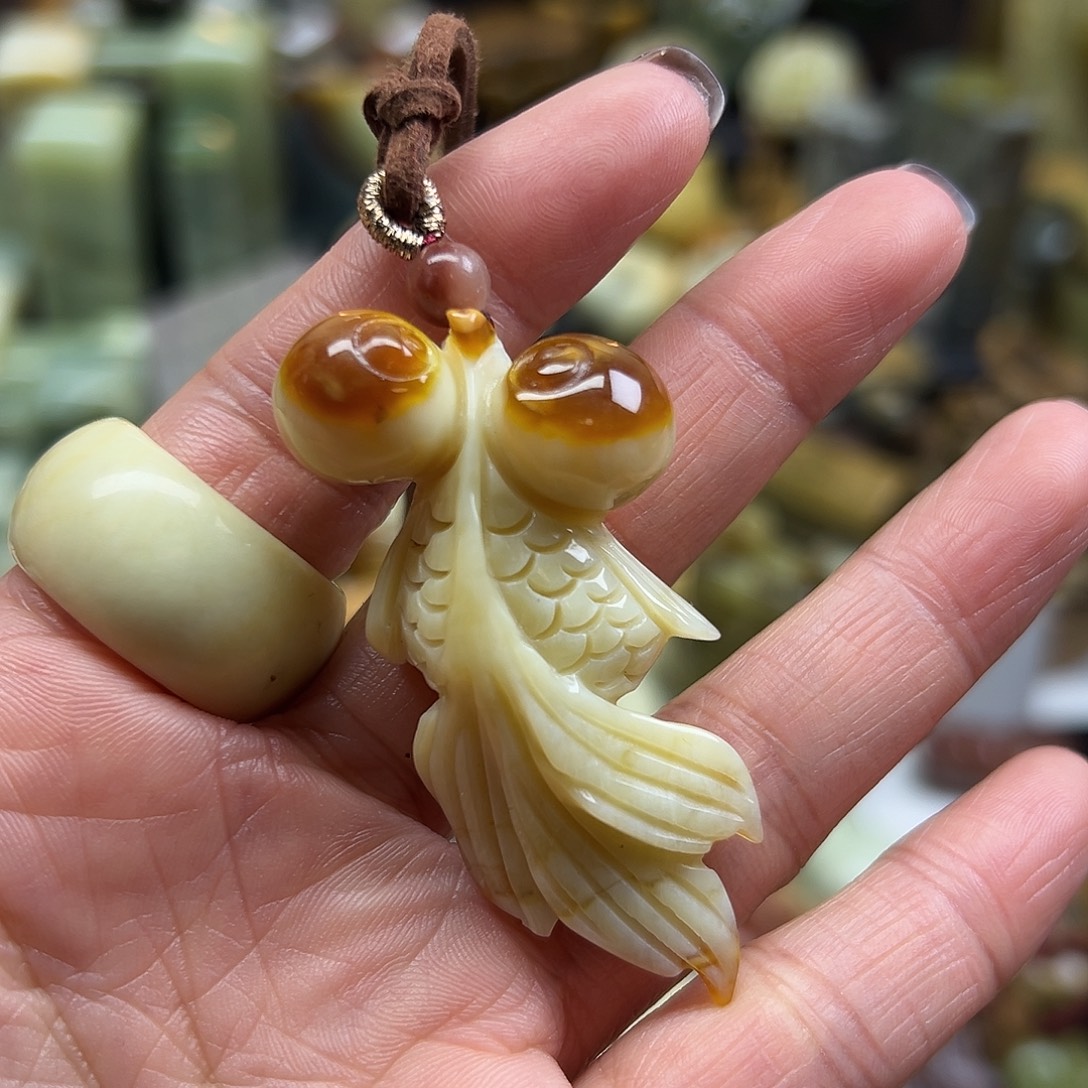 岫玉未镶嵌颈饰花玉金鱼俏色