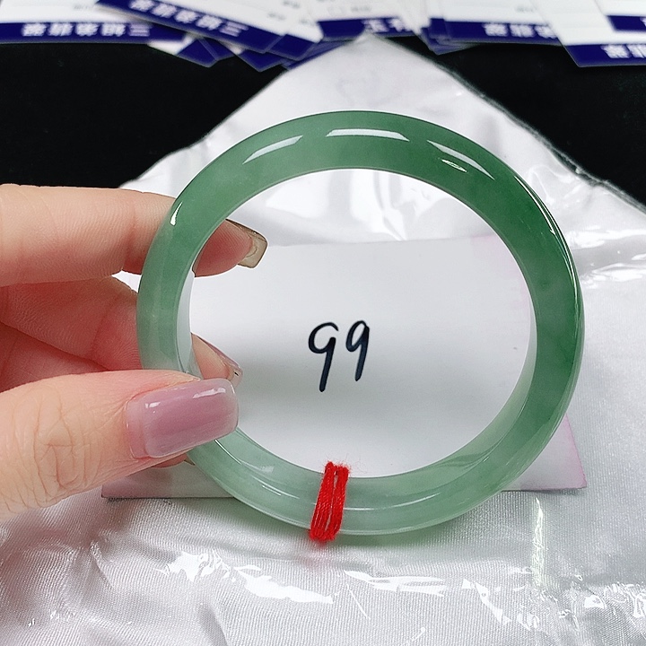 翡翠手镯未镶嵌翡翠手镯未镶嵌