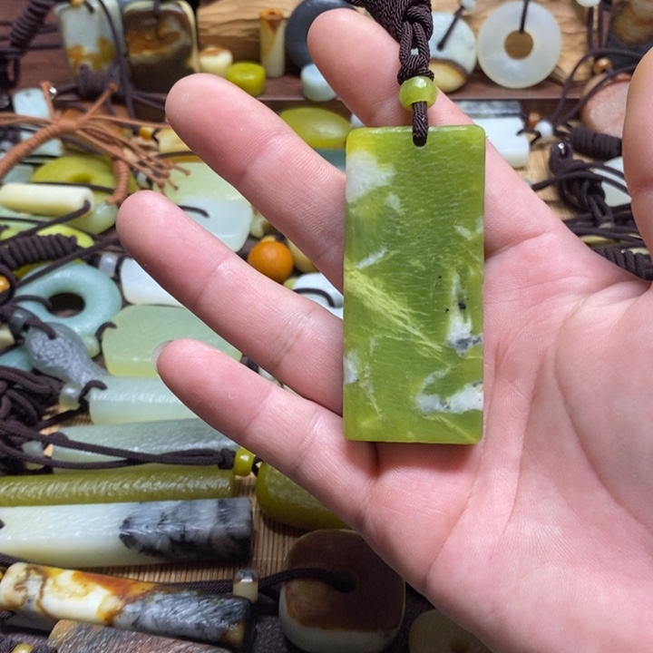 蛇纹石玉挂件未镶嵌