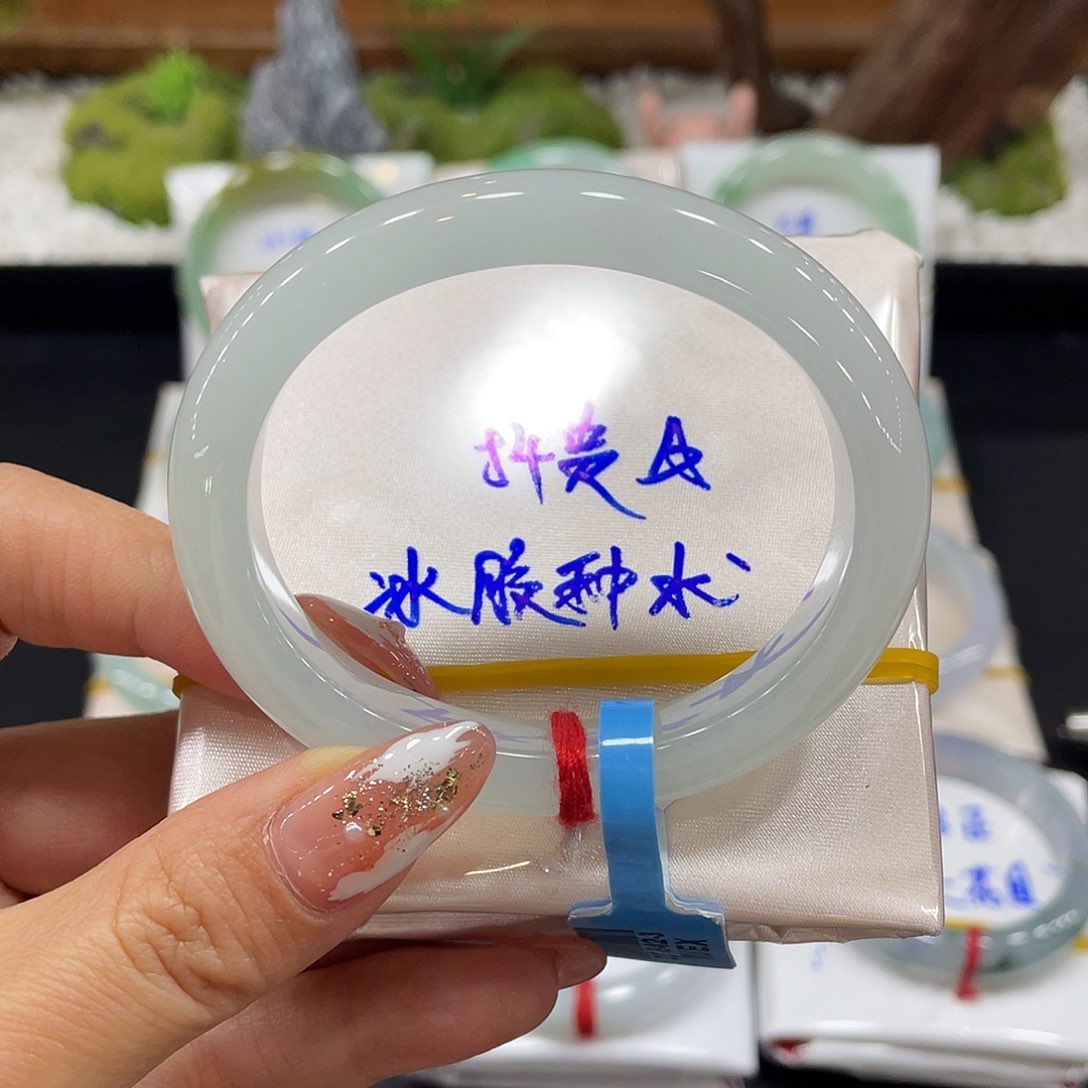 翡翠手镯未镶嵌天然翡翠