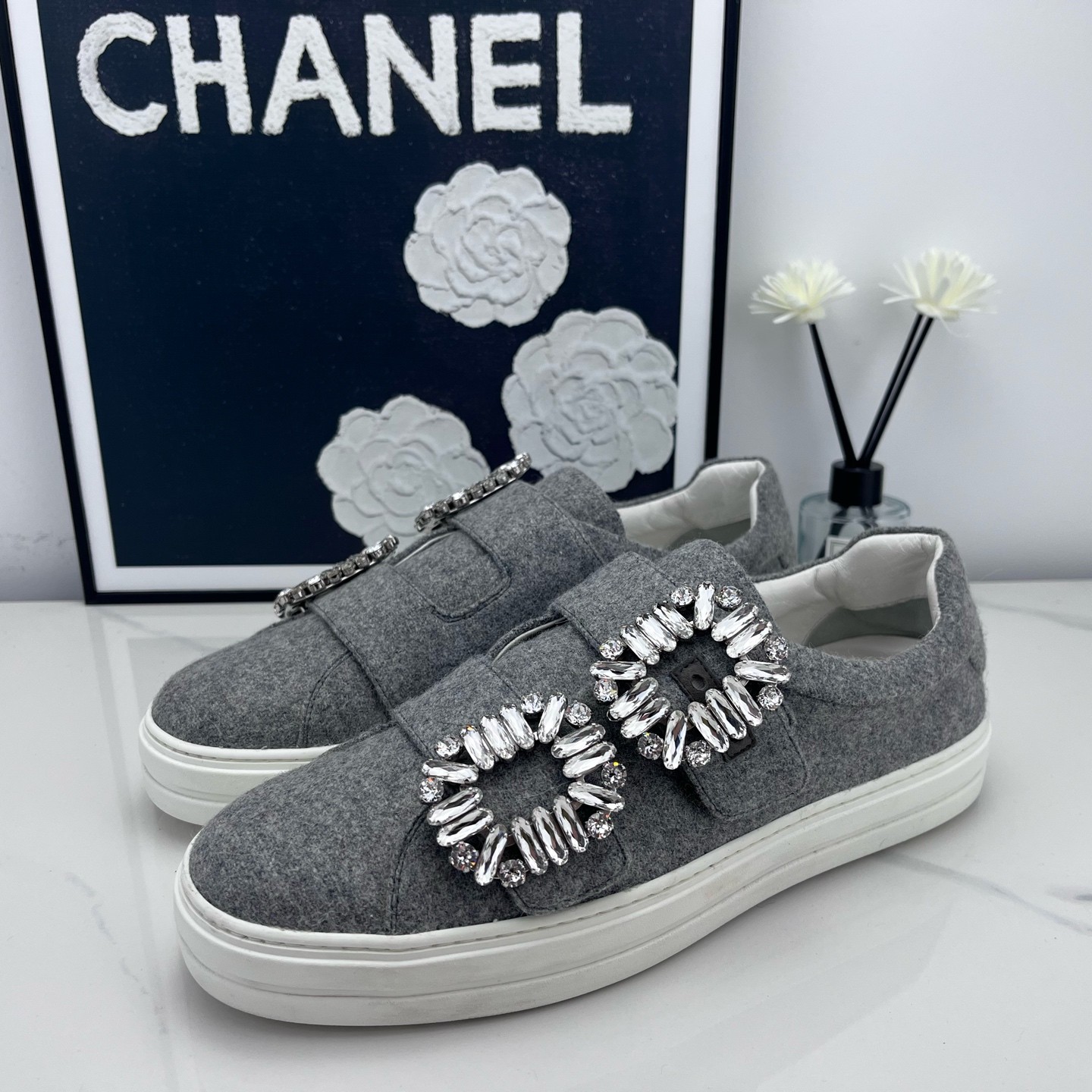 99新 Roger Vivier/罗杰·维威耶 RV灰色钻扣板鞋 38码 /jm01327