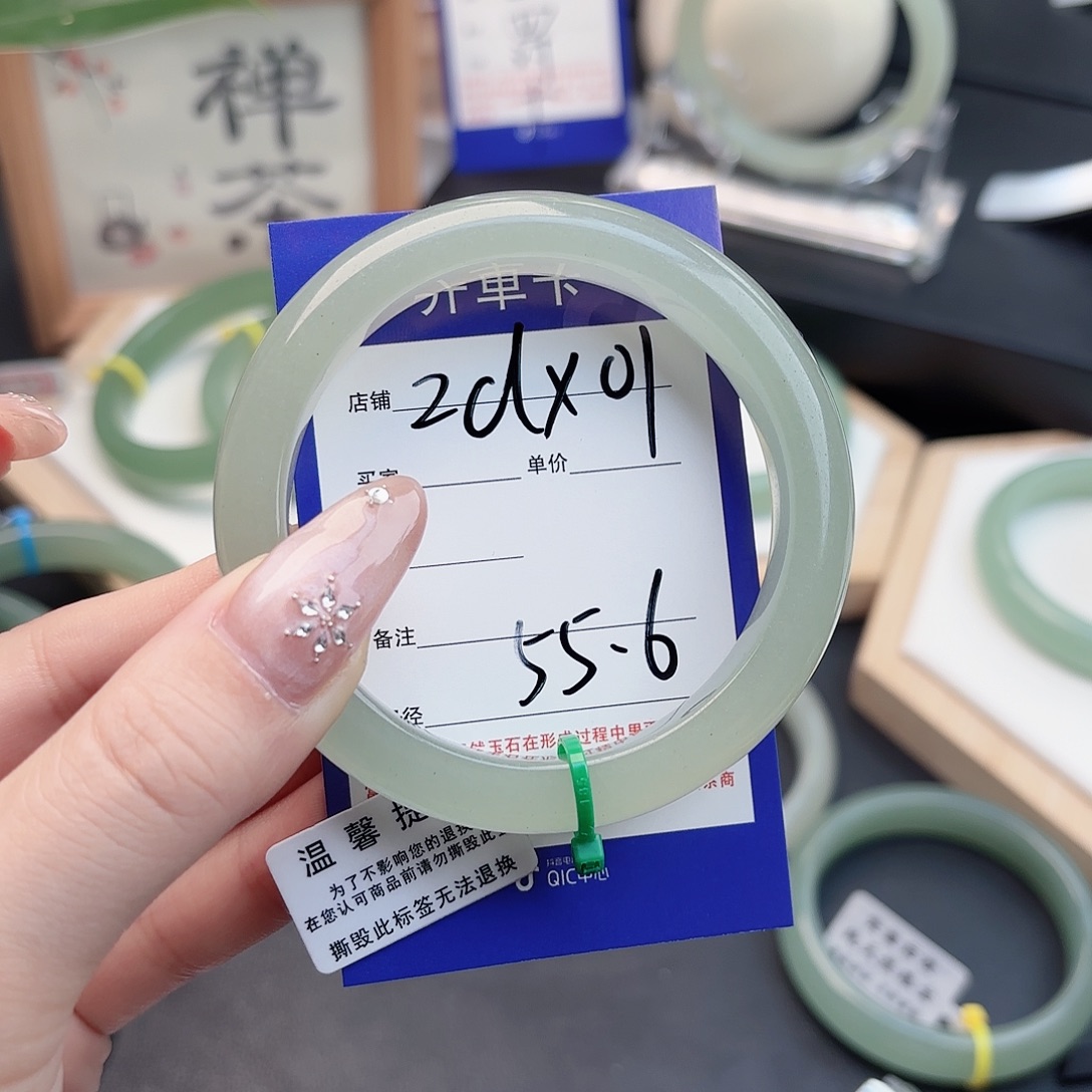 Z***x石英质玉未镶嵌手镯