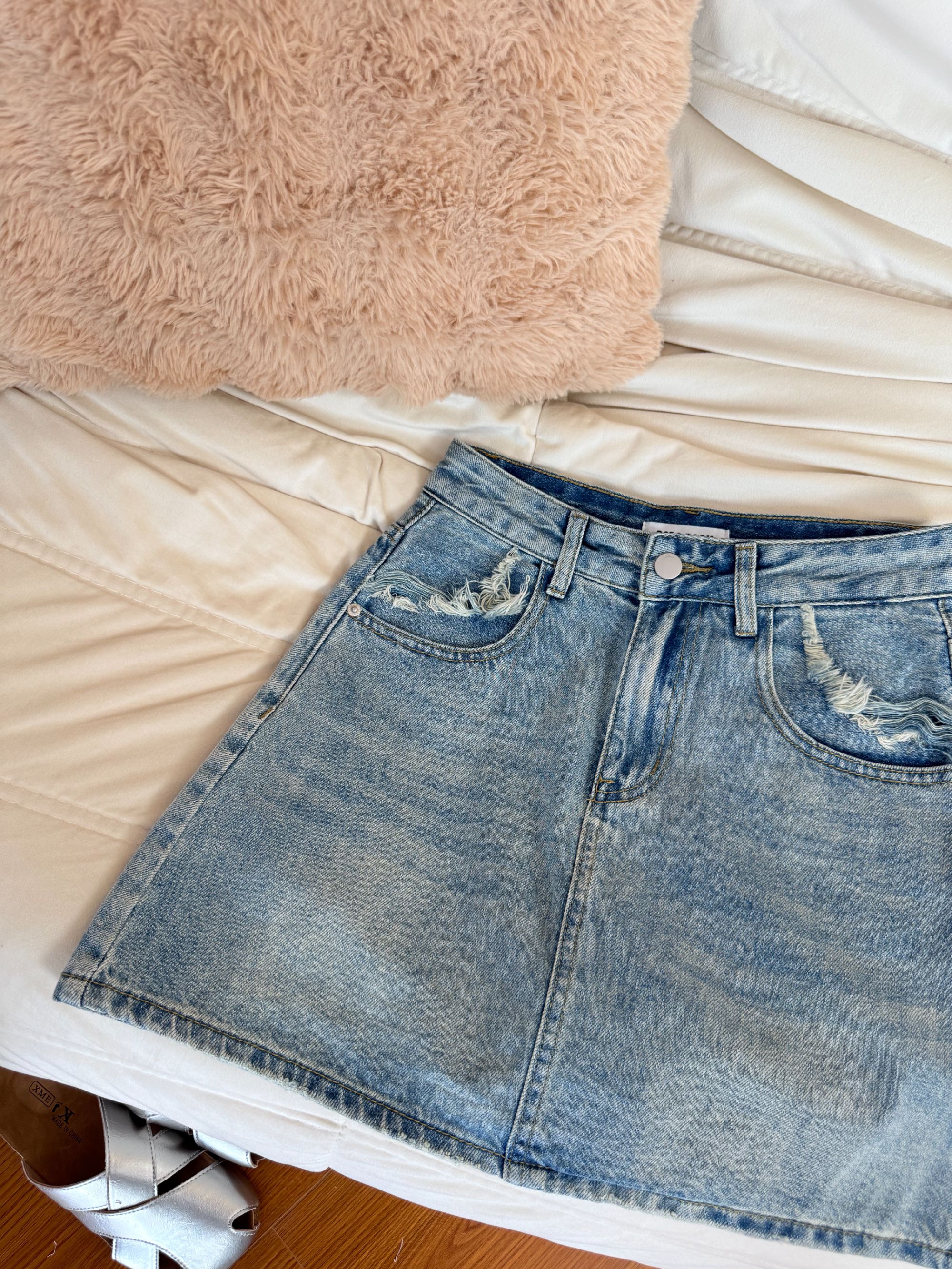 QiQi【英伦女士】夏季欧式牛仔短裙三四五分裙毛边设计减龄显腿长