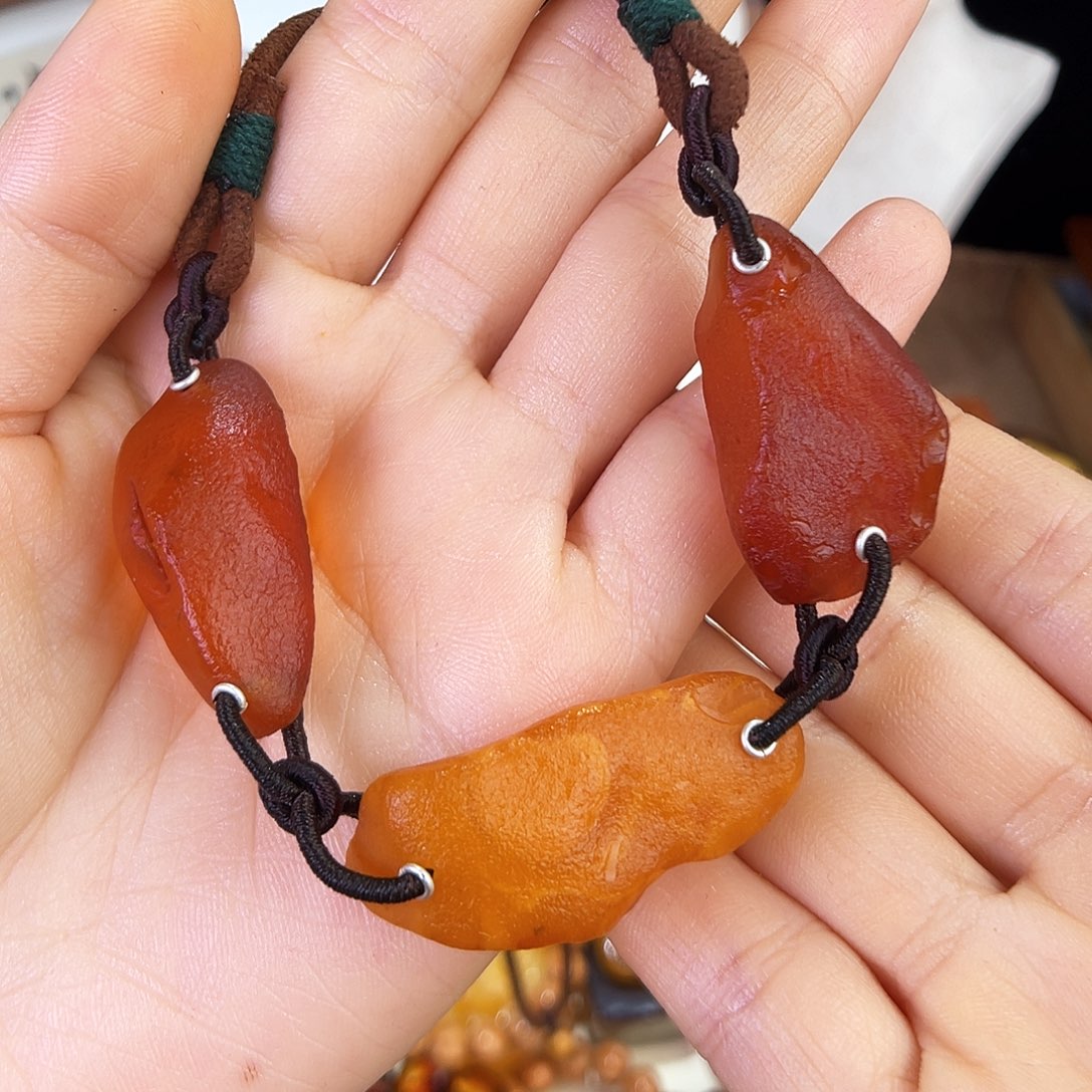 琥珀珠宝奇石未镶嵌。