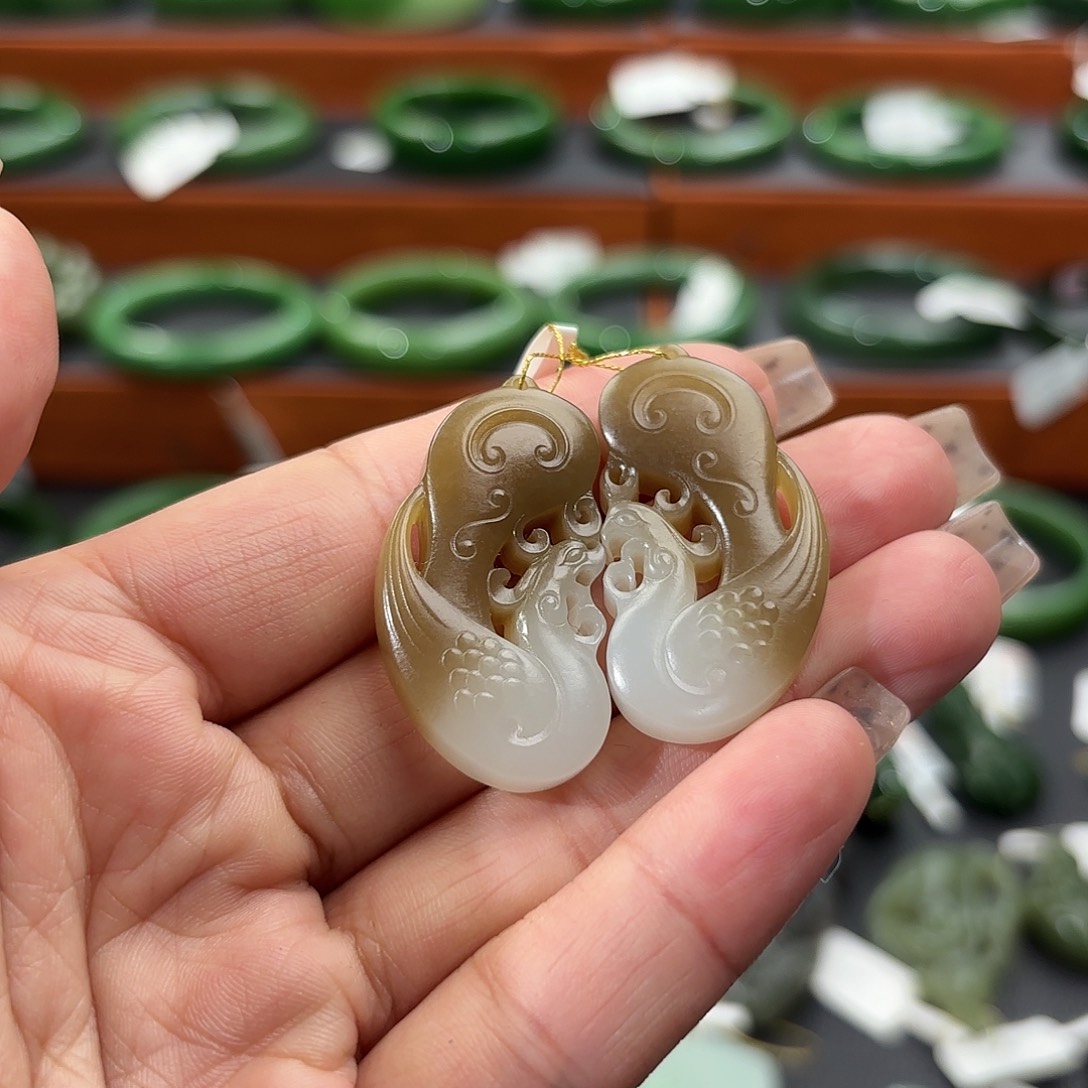 和田玉未镶嵌颈饰糖白如意