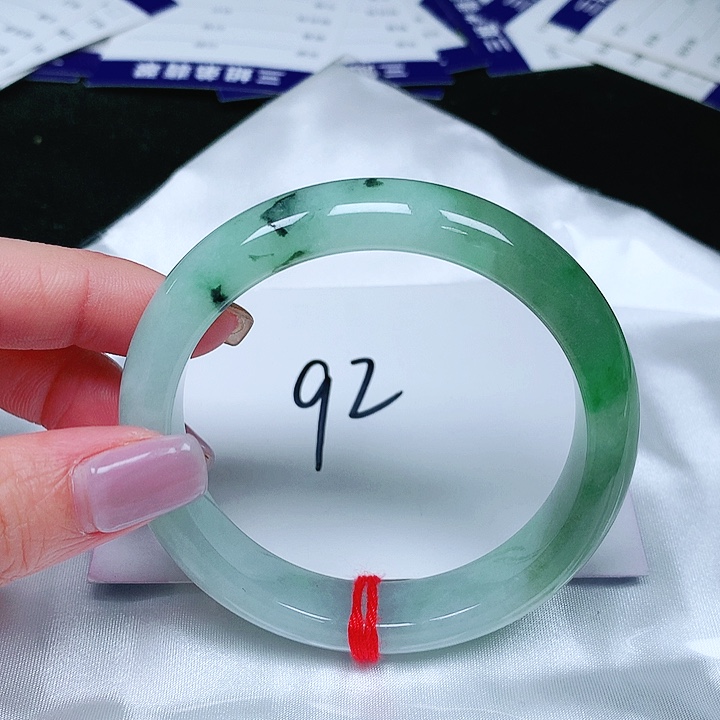 翡翠手镯未镶嵌翡翠手镯未镶嵌