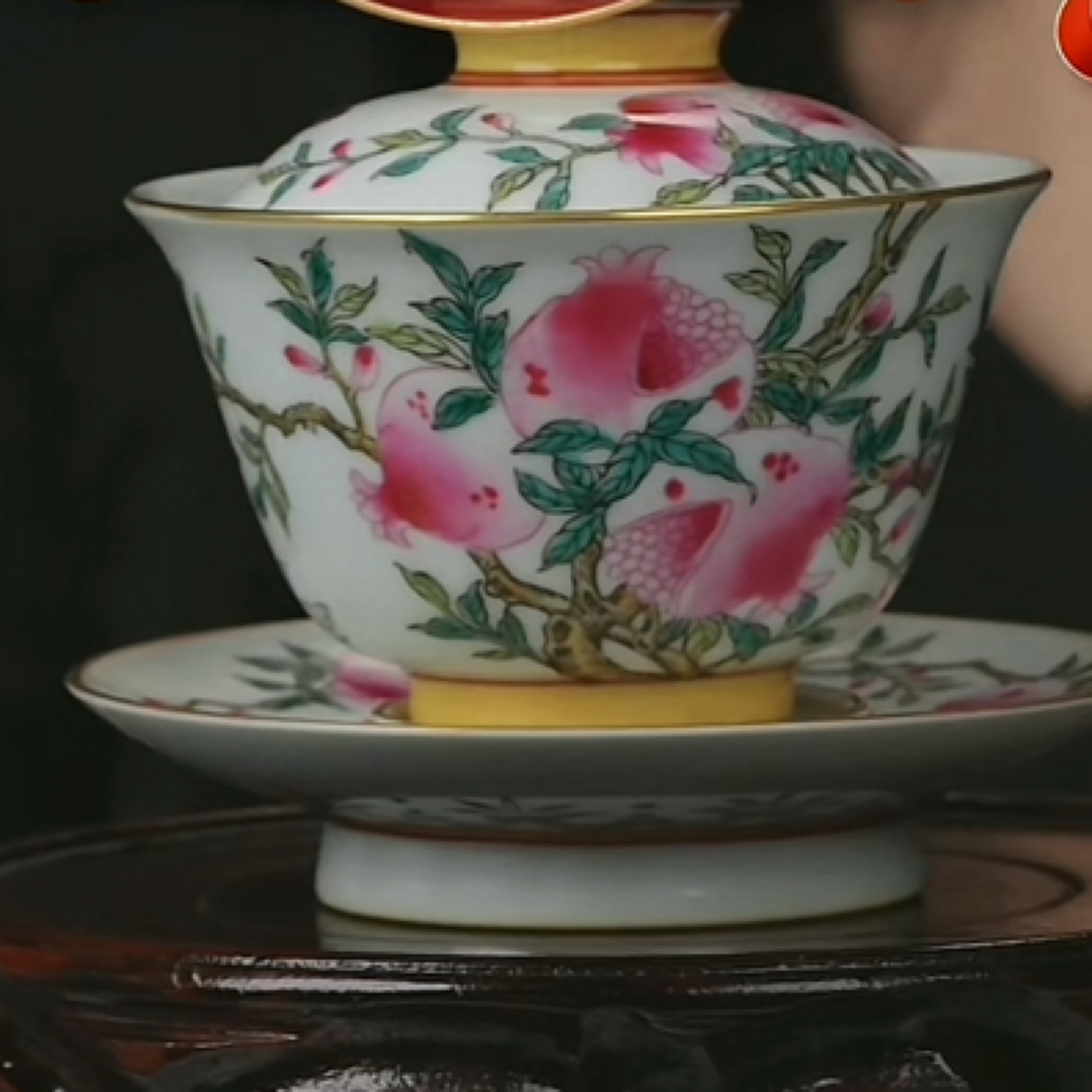 Y粉彩石榴纹三才盖碗