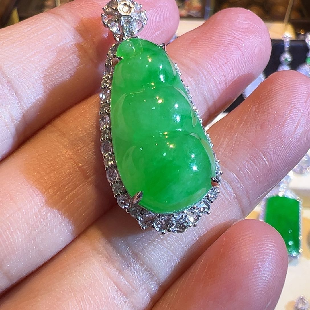 翡翠颈饰18K金镶嵌冰种豆子满色