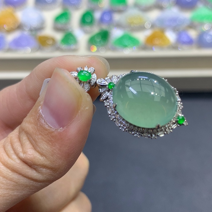 翡翠颈饰18K金镶嵌翡翠