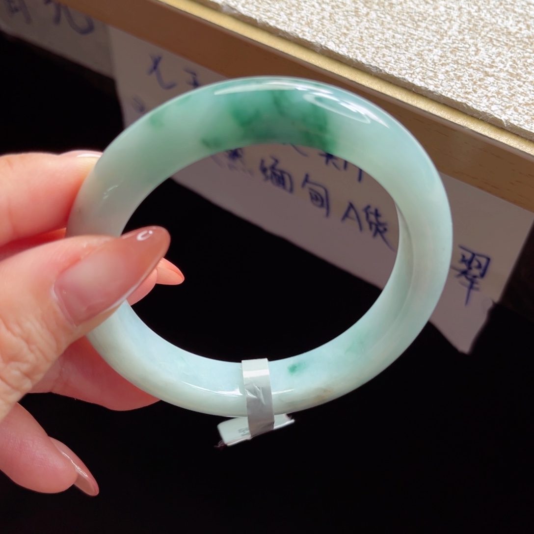 翡翠手镯未镶嵌手镯