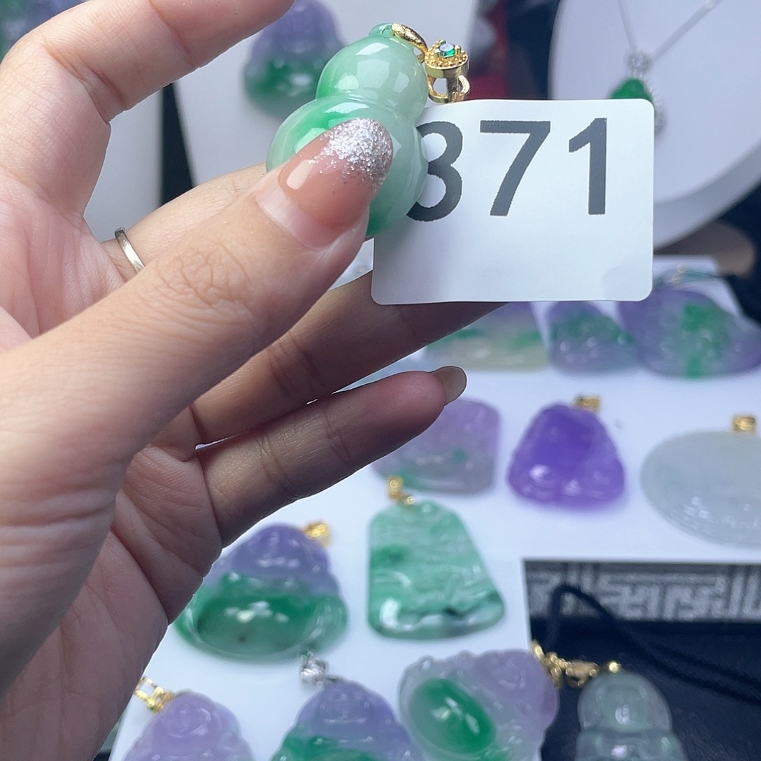 翡翠吊坠(赠链)未镶嵌