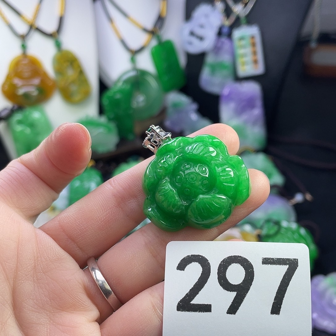 翡翠未镶嵌吊坠(赠链)