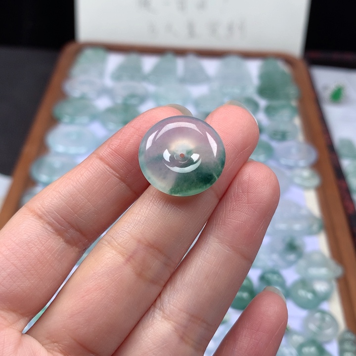 颈饰未镶嵌翡翠冰种飘花平安扣