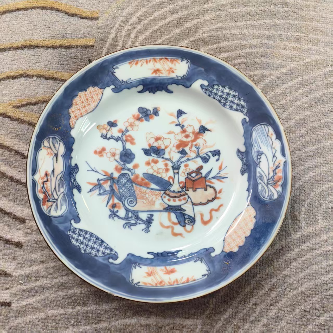 A0983清康熙青花矾红描金开窗花卉纹赏盘