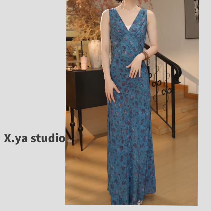 南油小雅蓝色印花斜裁收腰长款真丝气质碎花连衣裙V领显瘦斜裁
