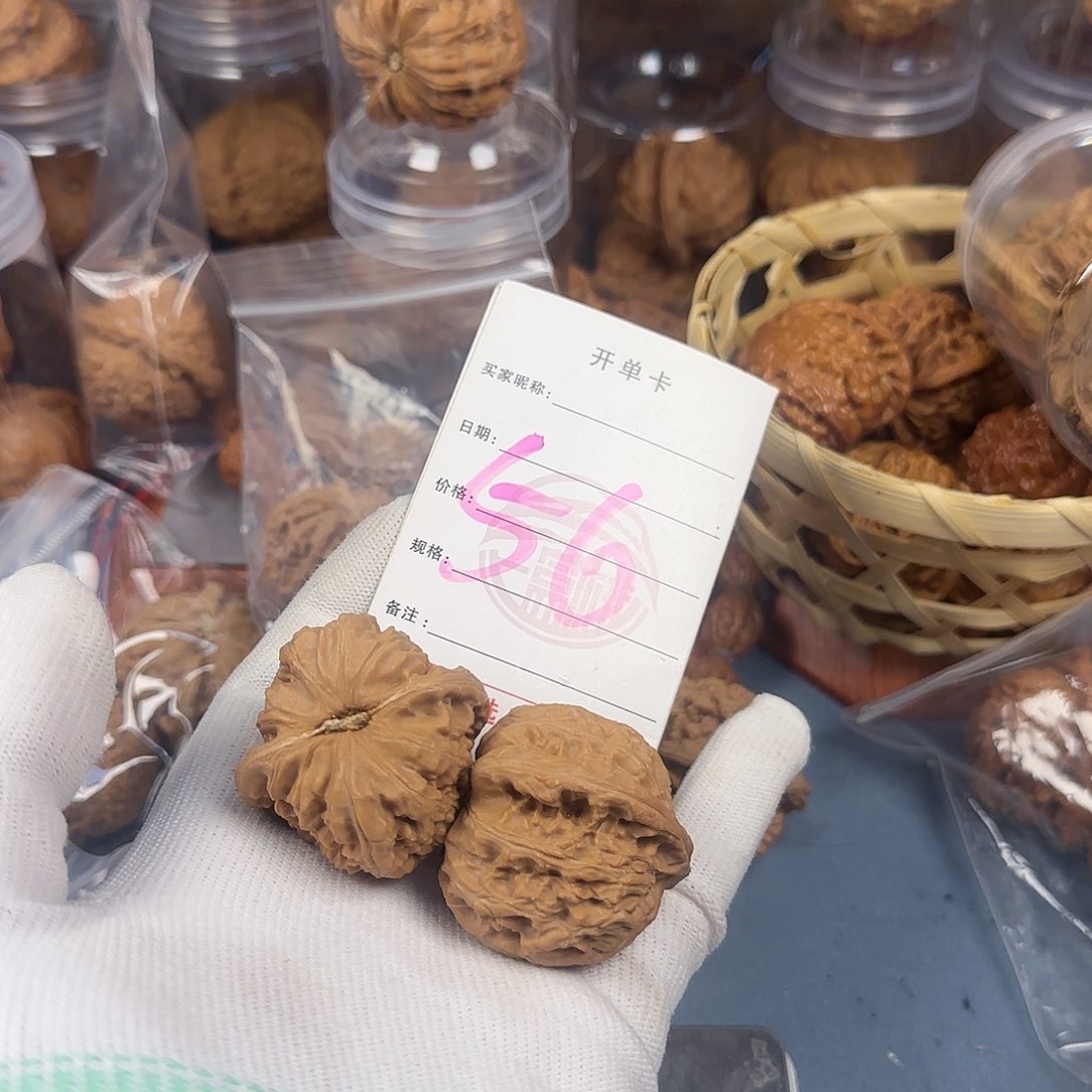 文玩核桃吊坠白狮子