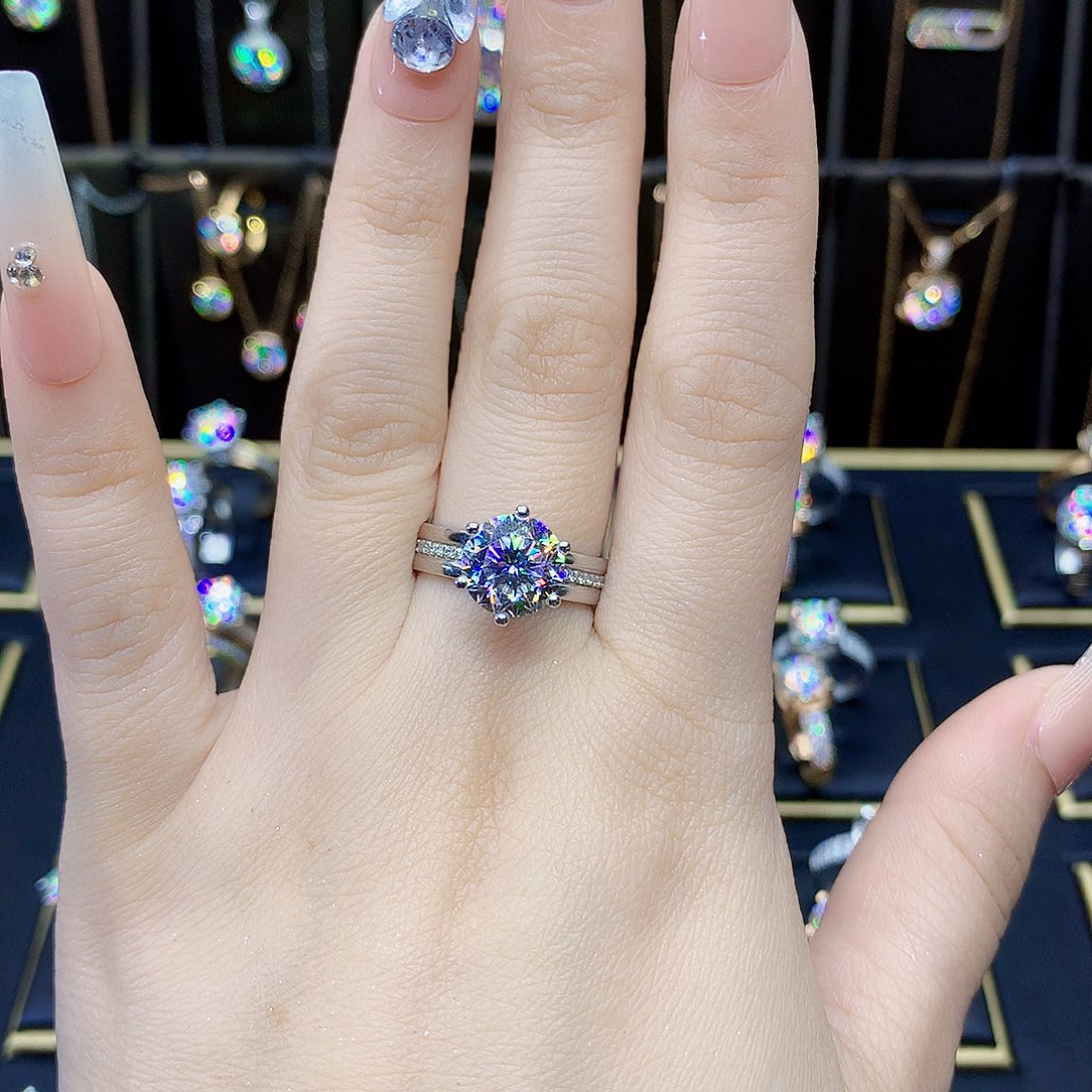 18K金镶嵌合成碳硅石（莫桑石）戒指/指环s****e