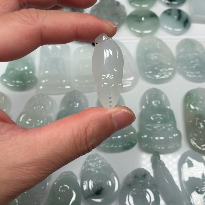 翡翠未镶嵌颈饰蟹钱