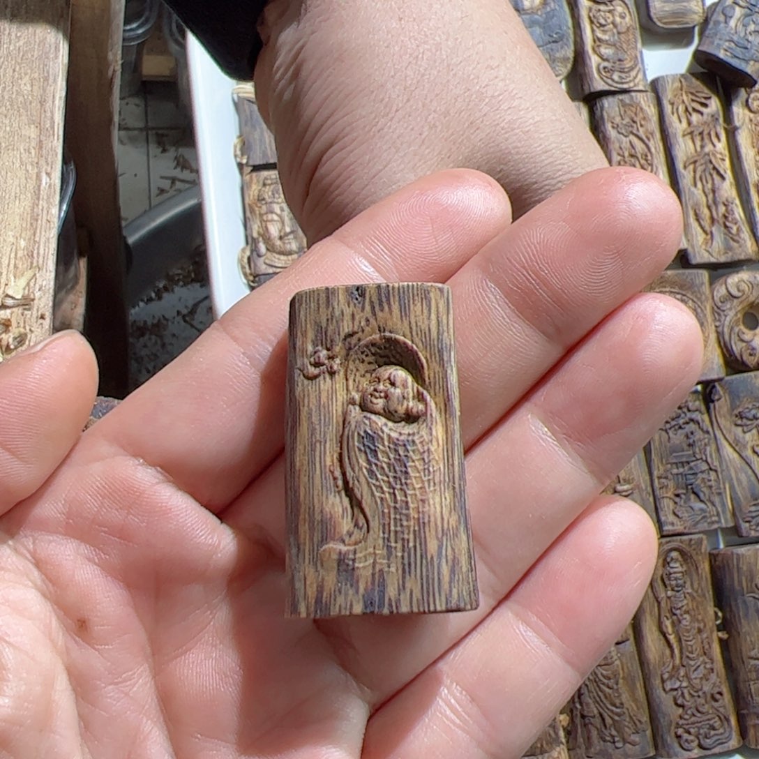 沉香吊坠白棋弥勒6.1克