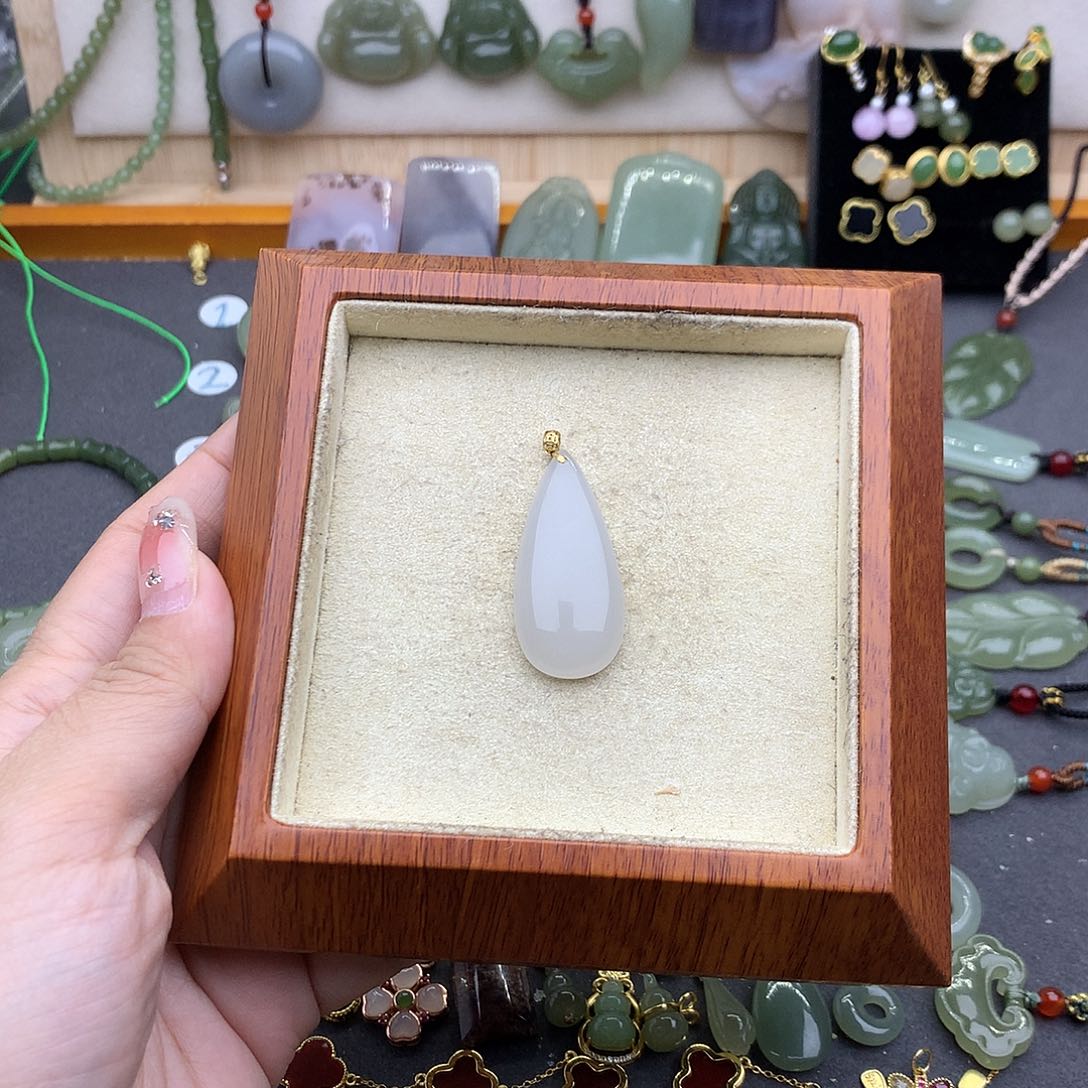 和田玉吊坠(不含链)18K金镶嵌